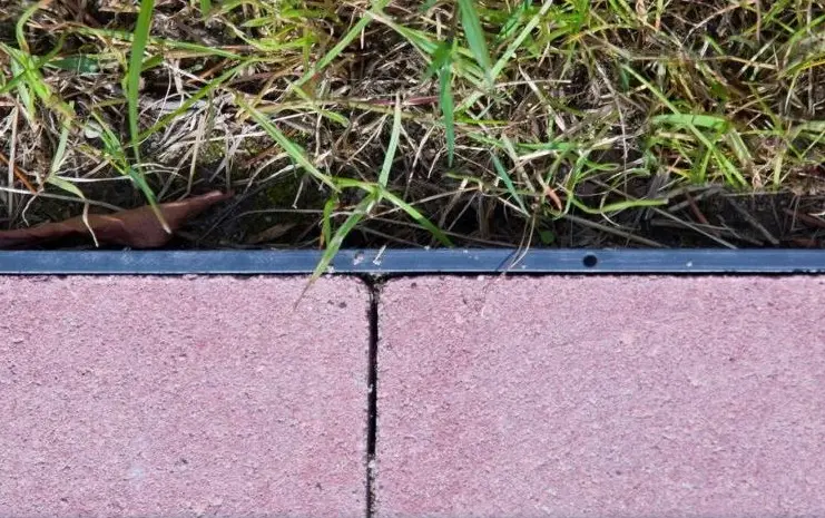 Neviditelný obrubník OZYboard 45 oddělení trávníku a dlažby