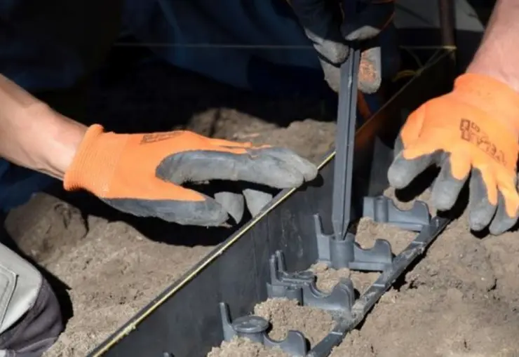 Instalace neviditelného obrubníku OZYboard 45 hřeby