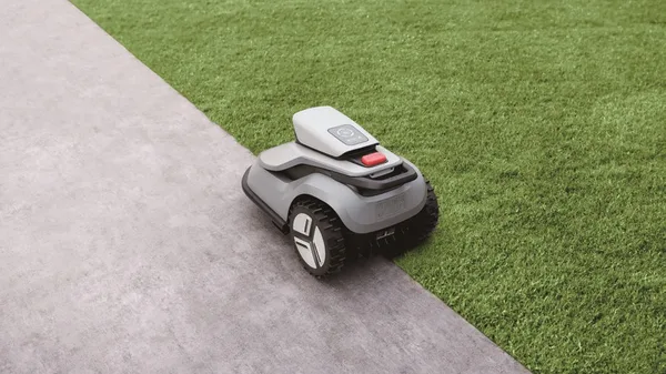 Detailní sečení okrajů trávníku