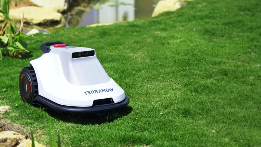 Robotická sekačka Terramow během sečení