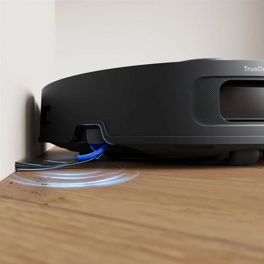 ECOVACS DEEBOT T30C OMNI – detail robotického vysavače u stěny