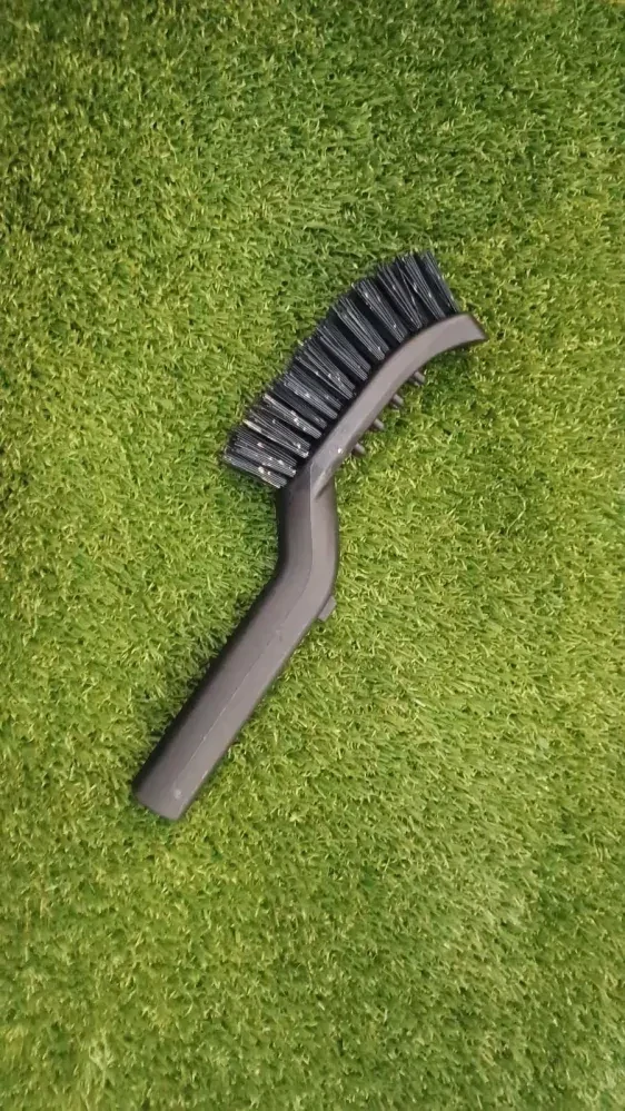 Čistící kartáč pro robotické sekačky