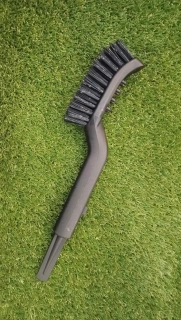 Čistící kartáč pro robotické sekačky